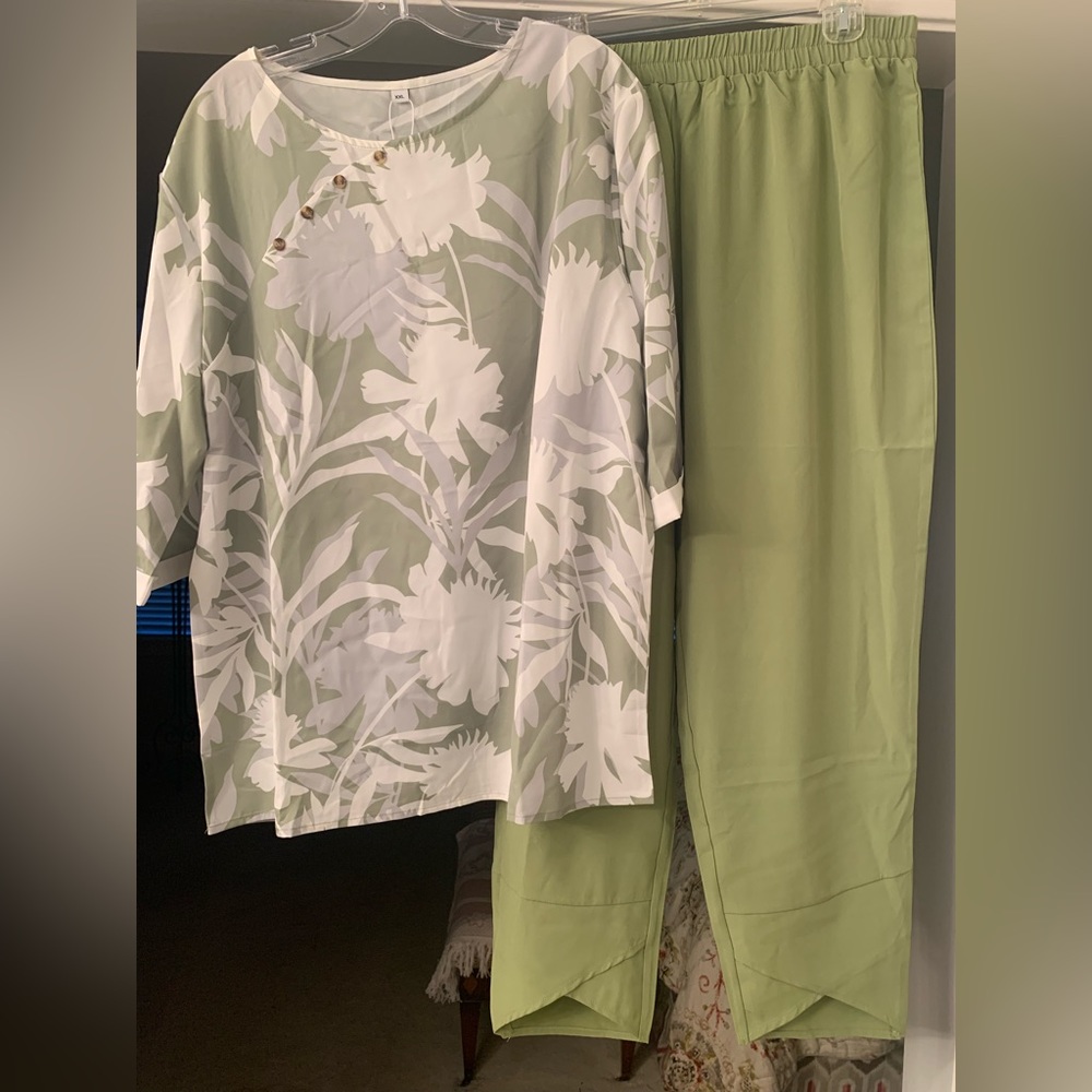 Two piece set. 3/4 sleeve floral shirt with green pants. Brand: Nnesi
